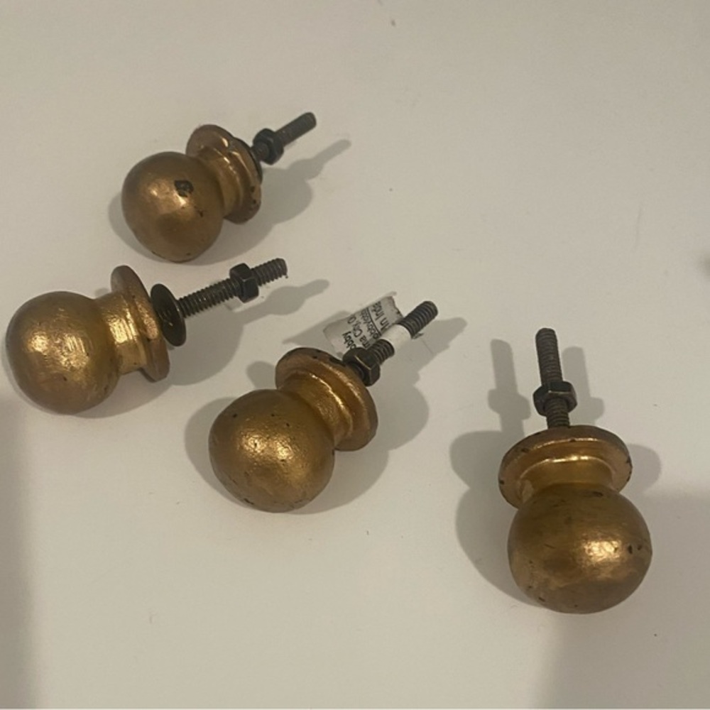 NWT🌟🌟4 round golden knobs/drawer pulls!🌟🌟